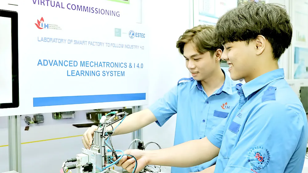 Sinh viên ngành Công nghệ kỹ thuật cơ khí Trường ĐH Công nghiệp TPHCM học thực hành tại phòng thí nghiệm