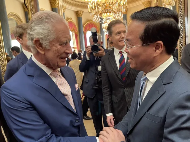 Chủ tịch nước Võ Văn Thưởng gặp Nhà vua Anh Charles III. Ảnh: TTXVN