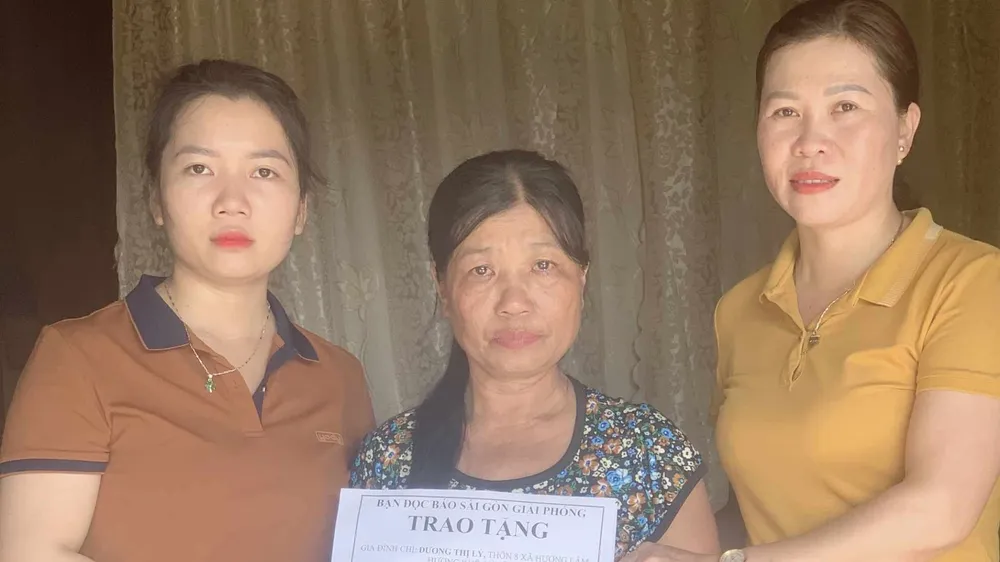 Trao 11 triệu đồng của bạn đọc báo SGGP cho mẹ ruột của Trần Khánh Lộc 