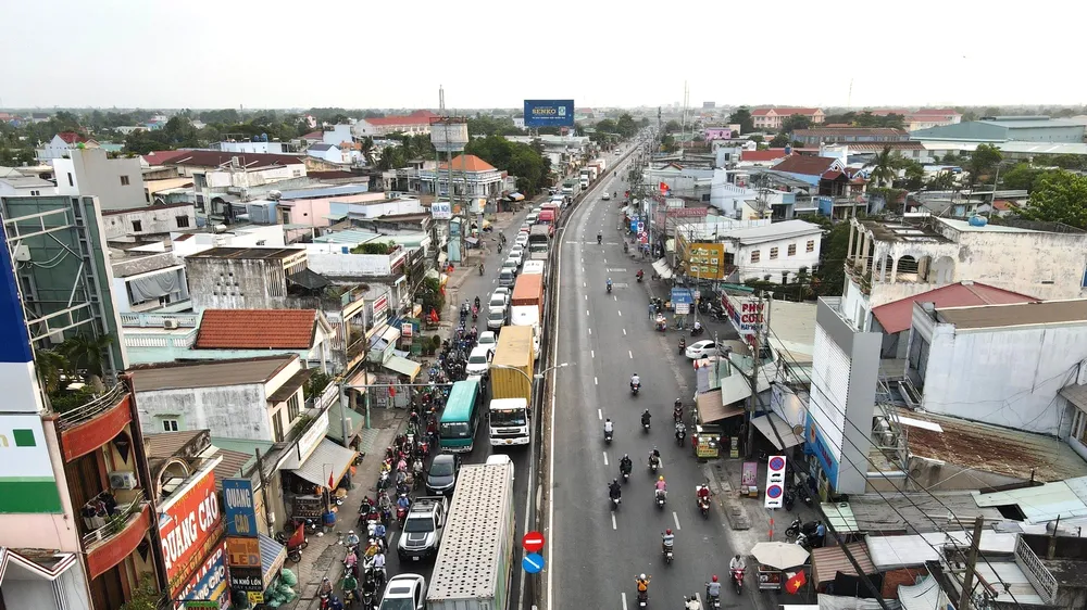 Phương tiện nối đuôi nhau đi chuyển rất chậm qua đoạn QL1A từ cầu Bình Điền đến vòng xoay Nguyễn Văn Linh, huyện Bình Chánh, TPHCM 