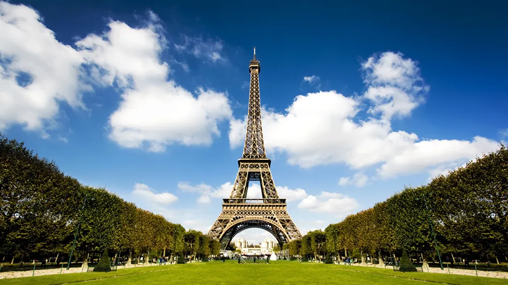 Khu vực tháp Eiffel ở Paris đã và đang được phủ nhiều cây xanh