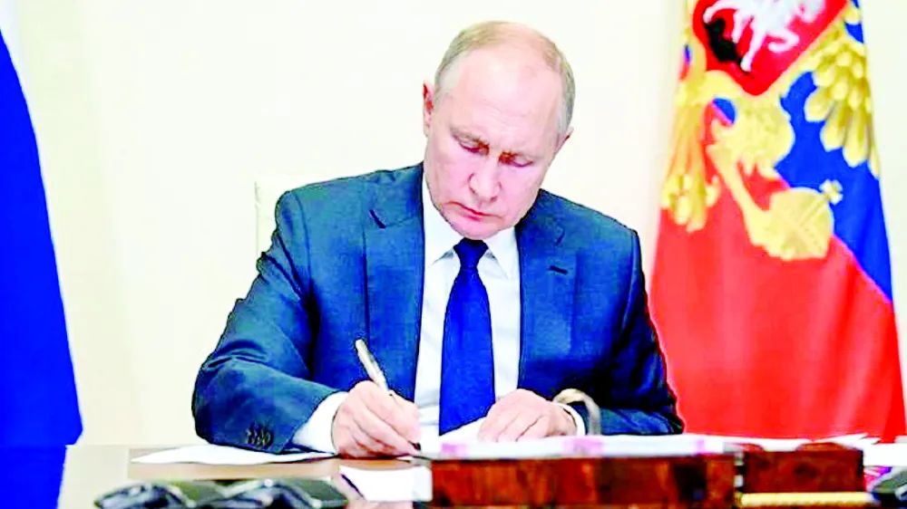 Tổng thống Nga Vladimir Putin ký ban hành luật bãi bỏ CFE Ảnh: Russian Presidential Press