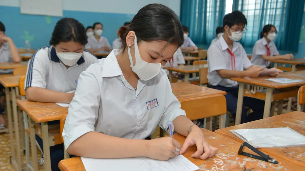 Thí sinh làm bài thi tại điểm thi Trường THCS Sương Nguyệt Anh. Ảnh: CAO THĂNG