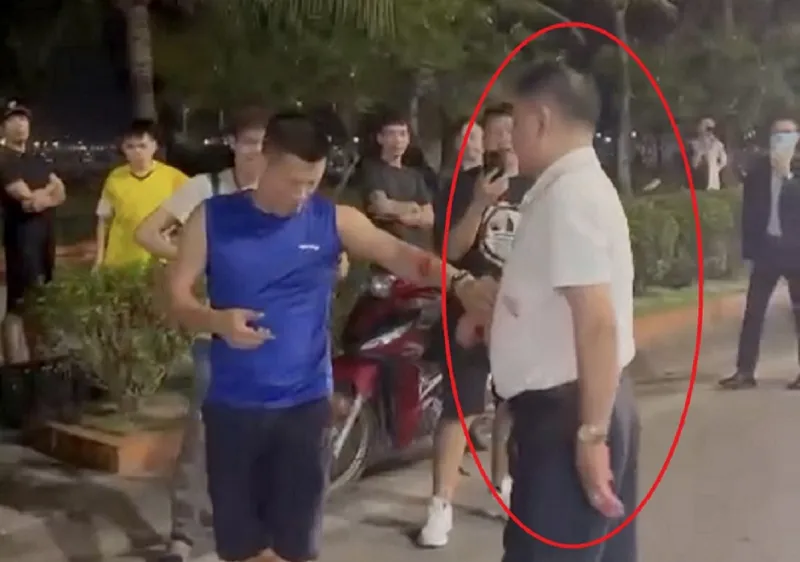 Trung tá Nguyễn Thành Nam (người mặc áo trắng, khoanh đỏ) có hành vi thiếu chuẩn mực đối với người dân khi va chạm giao thông. 