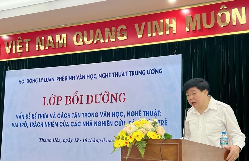PGS, TS Nguyễn Thế Kỷ, Chủ tịch Hội đồng Lý luận, phê bình Văn học, Nghệ thuật Trung ương phát biểu khai mạc lớp bồi dưỡng. 