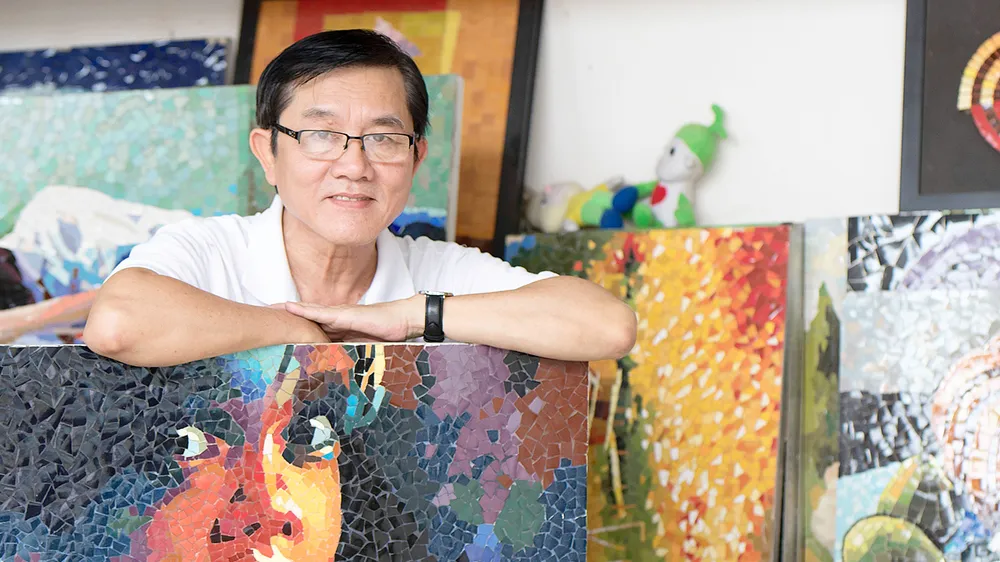 Họa sĩ Mai Nhơn bên các tác phẩm