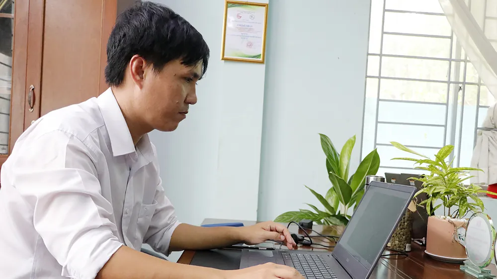 Ông Bùi Nguyễn Thế Kiệt kiểm tra tình hình rừng ngập mặn bằng ứng dụng GIS trong quản lý tài nguyên tại Khu dự trữ sinh quyển thế giới Rừng ngập mặn Cần Giờ