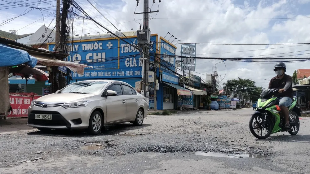 Ổ gà “bẫy” người đi đường