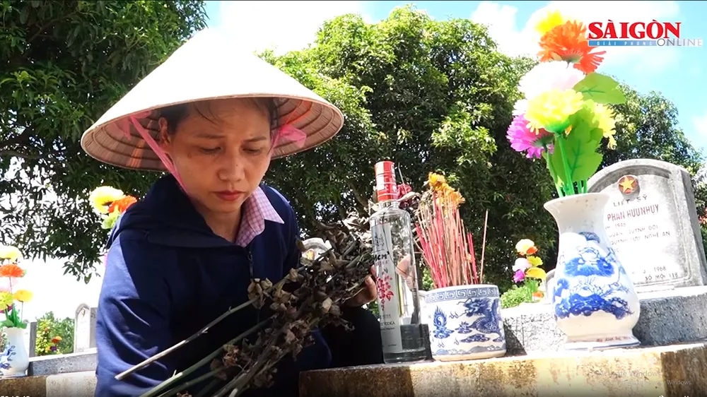 Nữ quản trang tận tậm với liệt sĩ