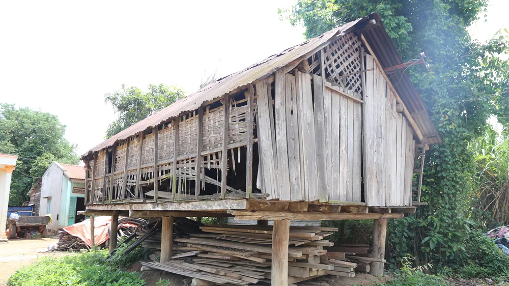 Nhà dài ở buôn Buôr bị hư hỏng, không sử dụng được
