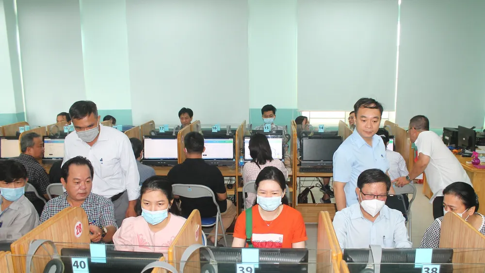 Cán bộ, công chức quận 10 (TPHCM) tham gia kỳ thi kiểm tra năng lực năm 2022 Ảnh: THU HƯỜNG 