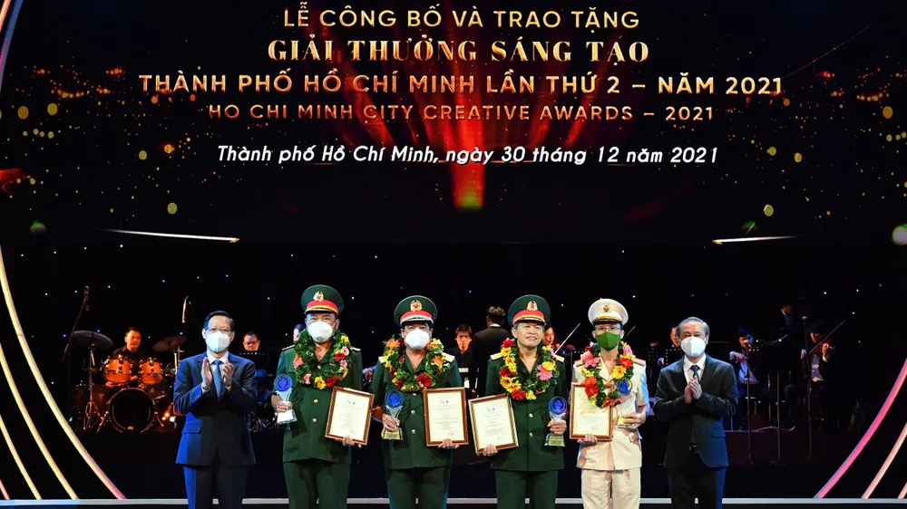 Chủ tịch UBND TPHCM Phan Văn Mãi trao Giải thưởng Sáng tạo TPHCM lần 2 cho các tác giả, nhóm tác giả. Ảnh VIỆT DŨNG