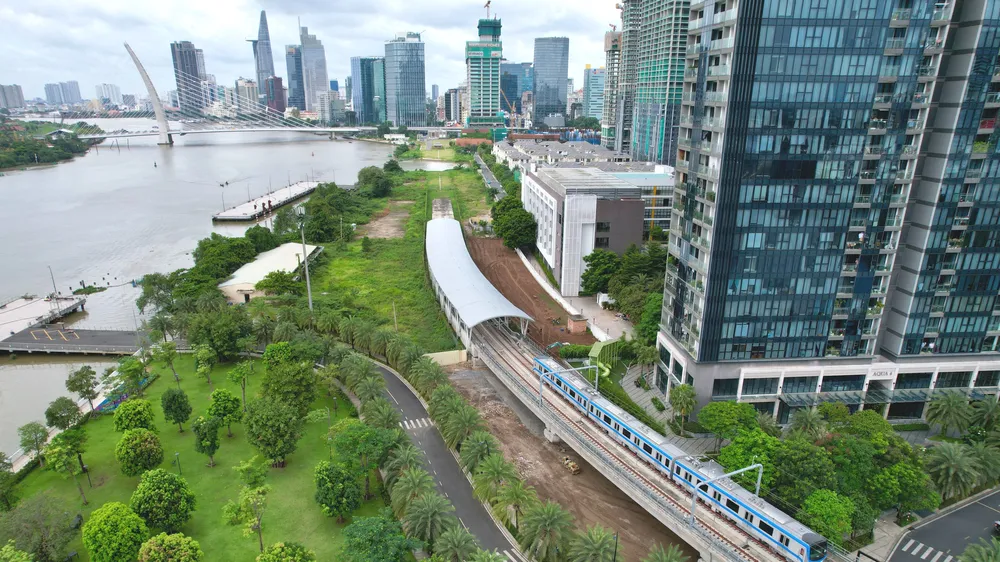 Đoàn tàu chạy qua đoạn nhà ga Ba Son. Ảnh: DŨNG PHƯƠNG