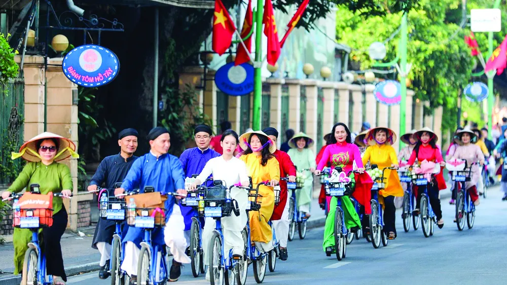 Hơn 100 người trong trang phục áo dài đạp xe qua các tuyến phố, điểm tham quan nổi tiếng của Hà Nội 