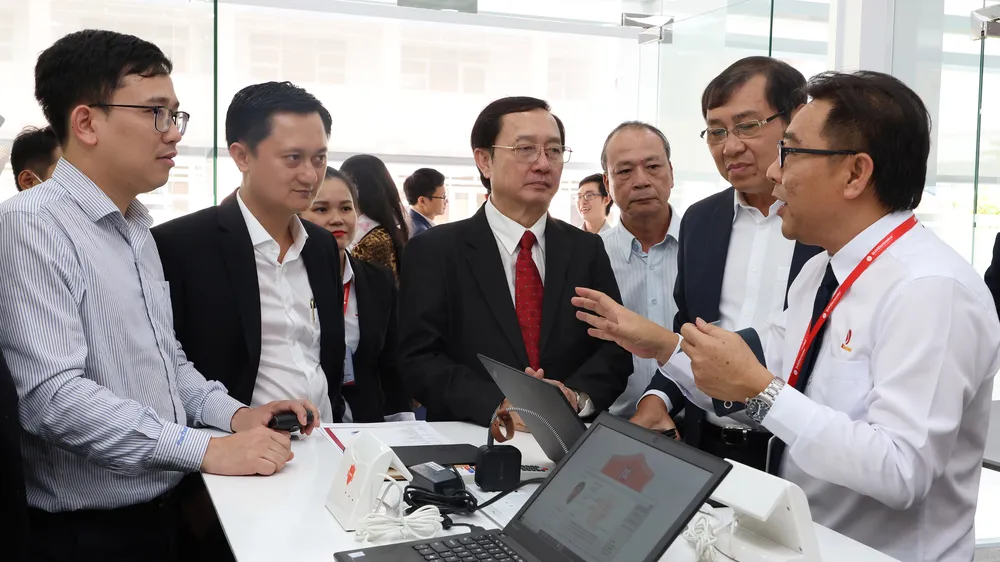 Bộ trưởng Bộ KH-CN Huỳnh Thành Đạt (thứ ba, từ trái sang) thăm Trung tâm Đào tạo Điện tử Quốc tế tại SHTP, một địa chỉ đào tạo nguồn nhân lực của TPHCM
