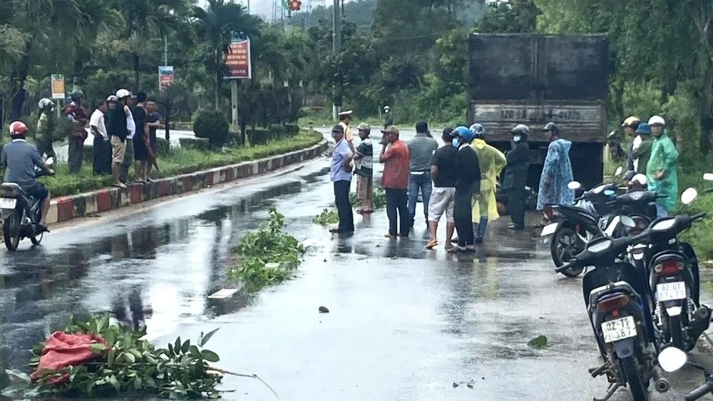 Tông vào đuôi xe tải đậu bên đường, 2 vợ chồng tử vong