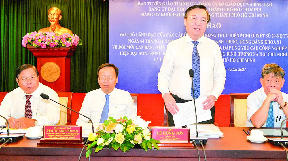 Phó Trưởng ban Thường trực Ban Tuyên giáo Thành ủy TPHCM Lê Hồng Sơn phát biểu tại hội nghị. Ảnh: CAO THĂNG