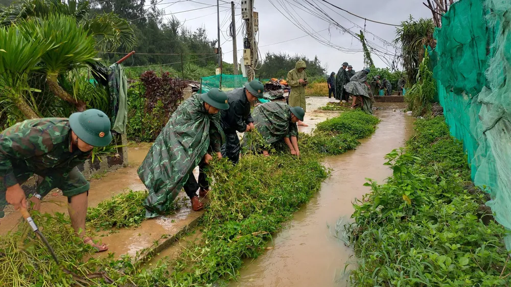Quảng Ngãi: Nhiều tuyến đường bị ngập, sạt lở do mưa lớn