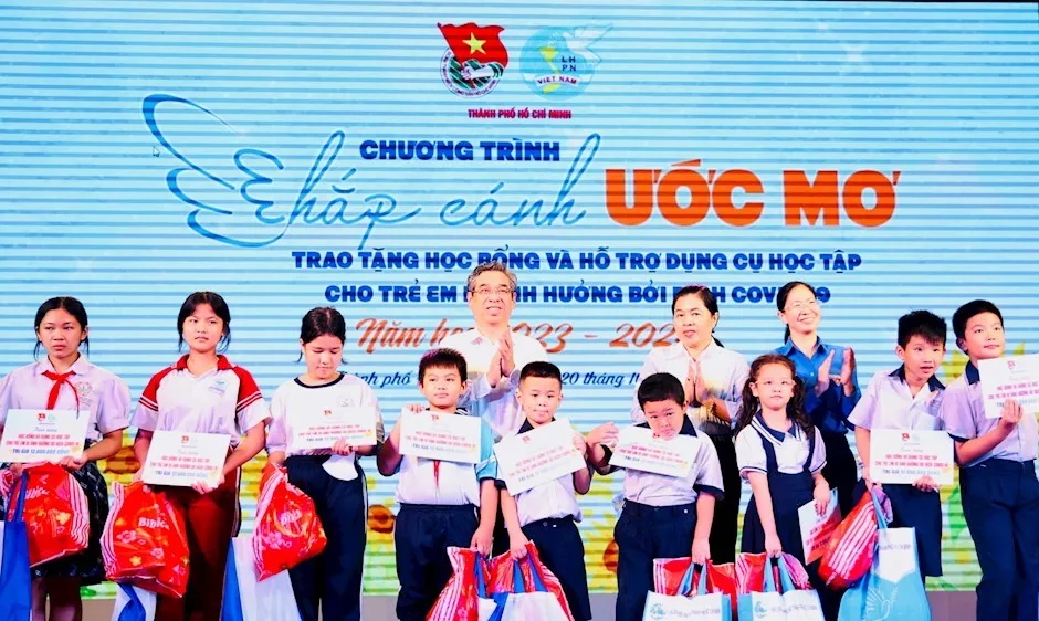 Trao 336 suất học bổng “Chắp cánh ước mơ” cho trẻ mồ côi do Covid-19