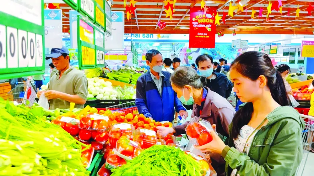 Khách lựa chọn rau quả tại siêu thị Co.opmart ở TPHCM. Ảnh: HOÀNG HÙNG