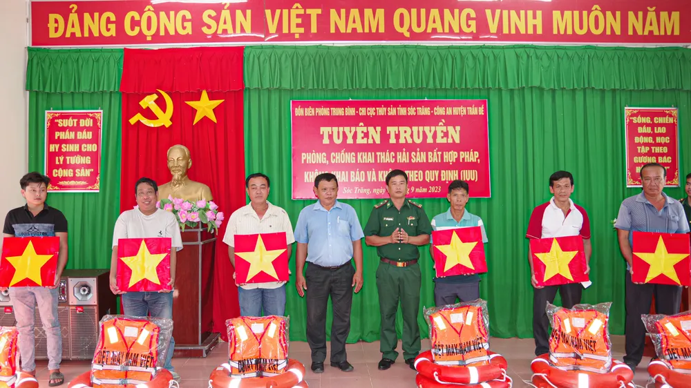 Lực lượng chức năng tỉnh Sóc Trăng tuyên truyền chống khai thác IUU cho ngư dân
