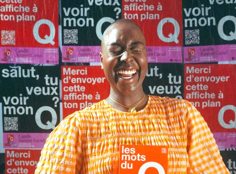 Camille Aumont Carnel tại buổi ra mắt cuốn sách "Les mots du Q"