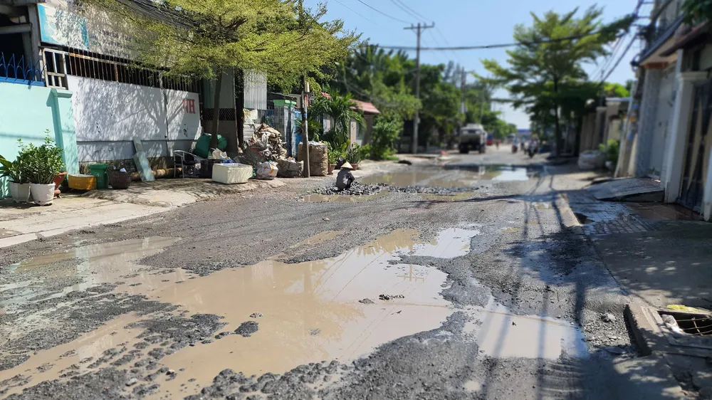 Một đoạn dài trên đường Dương Cát Lợi bị hư hỏng và ngập nặng