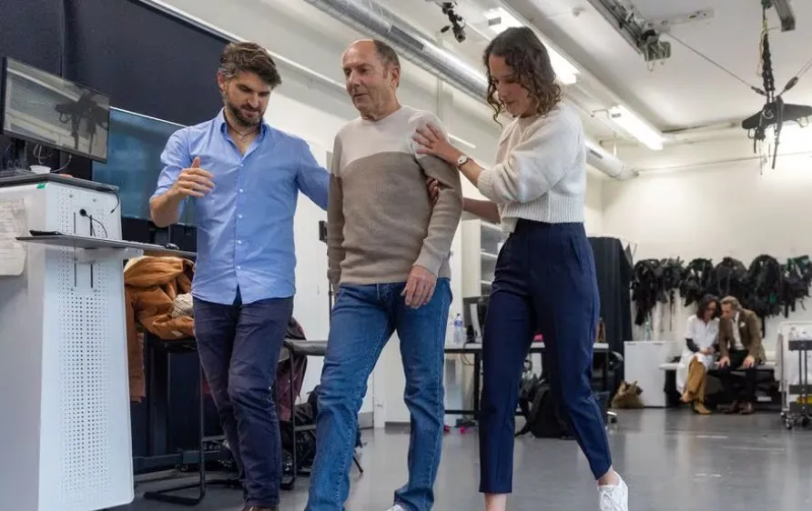 Ông Marc Gauthier (giữa) trong một buổi trị liệu