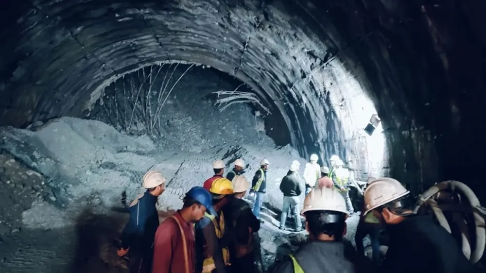 Hiện trường vụ sập đường hầm ở bang Uttarakhand, miền bắc Ấn Độ, ngày 12-11. Ảnh: Indian Express