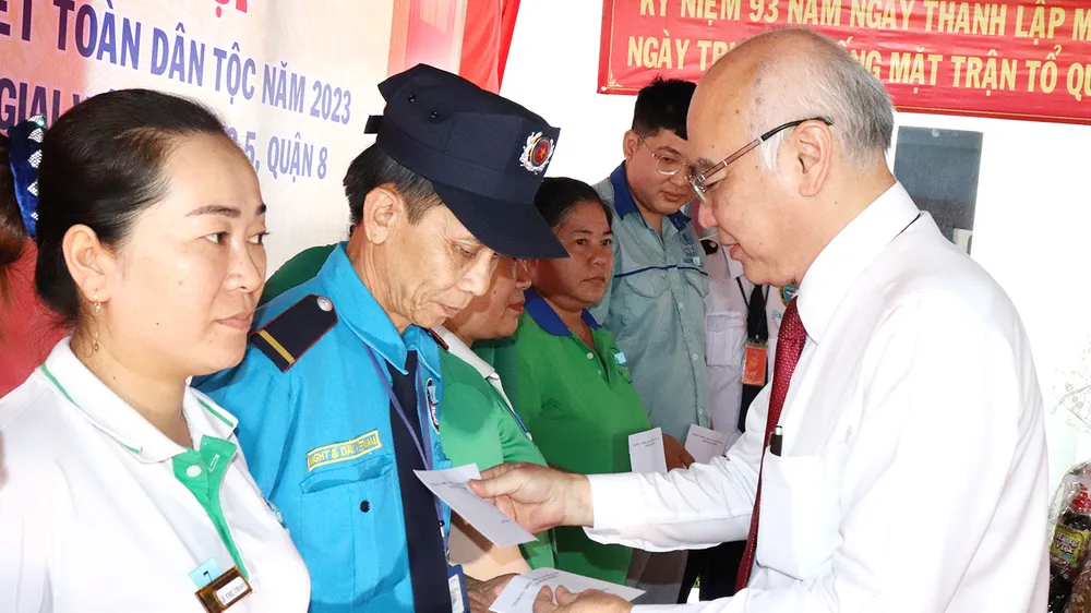Trưởng Ban Tuyên giáo Thành ủy TPHCM Phan Nguyễn Như Khuê tặng quà chăm lo người dân khó khăn tại chung cư Giai Việt, quận 8, TPHCM