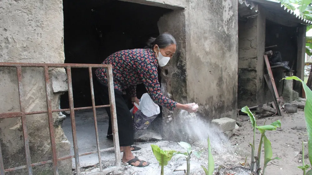 Người dân ở xã Cẩm Dương (huyện Cẩm Xuyên, tỉnh Hà Tĩnh) rải vôi bột phòng chống dịch tả heo châu Phi. Ảnh: DƯƠNG QUANG