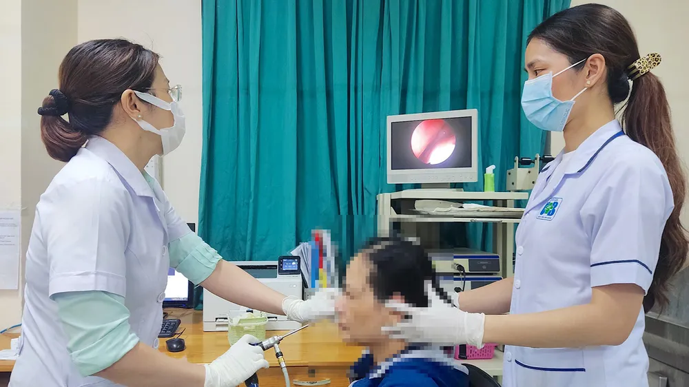 Y bác sĩ khoa Xạ đầu cổ, Bệnh viện Ung bướu TPHCM thăm khám cho người bệnh