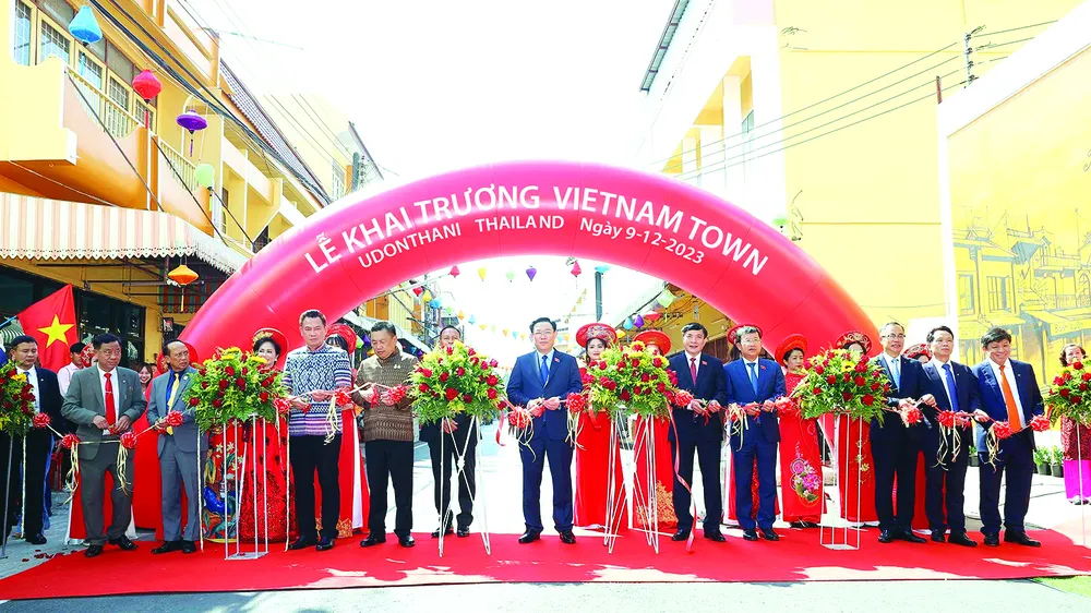 Chủ tịch Quốc hội Vương Đình Huệ và đại biểu cắt băng khai trương Phố Việt Nam tại Thái Lan. Ảnh: TTXVN