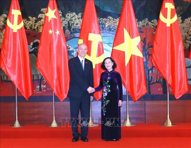 Thường trực Ban Bí thư Trương Thị Mai hội đàm với Chánh Văn phòng Trung ương Đảng Cộng sản Trung Quốc