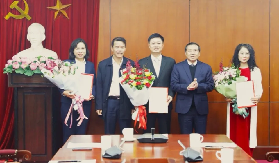 Thay mặt tập thể Lãnh đạo Ban Tuyên giáo Trung ương, đồng chí Lại Xuân Môn, Phó Trưởng ban Thường trực Ban Tuyên giáo Trung ương tặng hoa và trao quyết định cho đồng chí Lê Huy Nam, Bùi Thanh Tâm và Nguyễn Thị Minh Huế