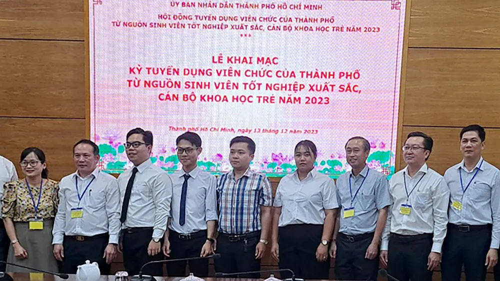 Các ứng viên và hội đồng tuyển dụng tại lễ khai mạc kỳ thi tuyển viên chức