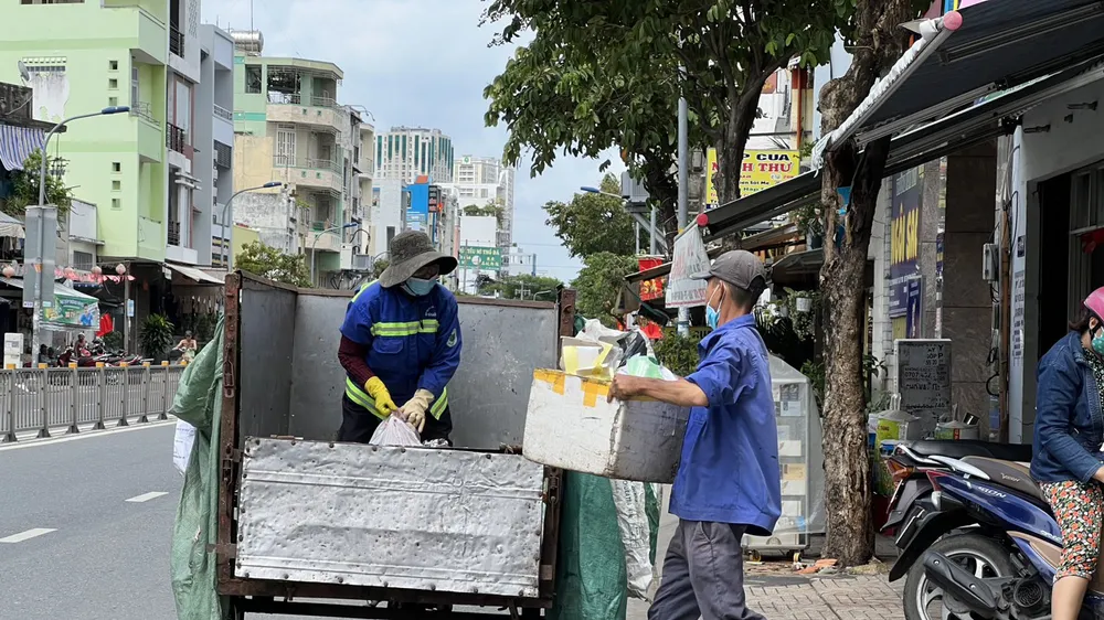 Thu gom rác sinh hoạt tại đường Phạm Văn Chí, quận 6, TPHCM