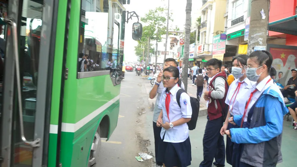 Đừng làm khó học sinh đi xe buýt