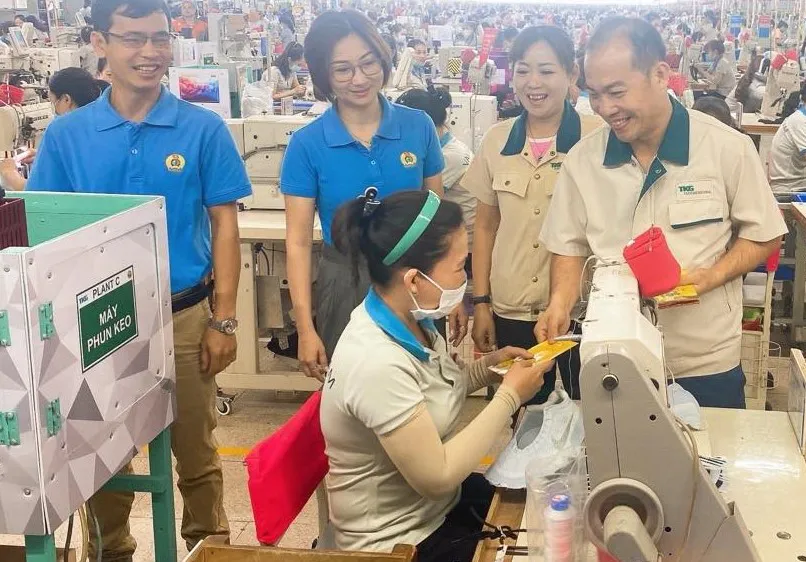 Hỗ trợ chăm lo Tết cho người lao động tại một doanh nghiệp dệt may ở tỉnh Đồng Nai