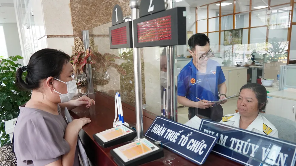 Chuyên viên thu Chuyên viên thuế tại TPHCM làm thủ tục hoàn thuế cho các tổ chức, doanh nghiệp. Ảnh: HOÀNG HÙNG