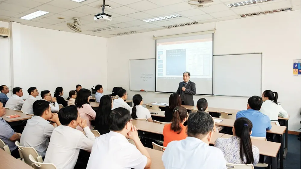 Một buổi học trong chương trình đào tạo Thạc sĩ Chính sách công hệ Điều hành cao cấp cho đội ngũ cán bộ TPHCM do Ban Tổ chức Thành ủy TPHCM phối hợp với Trường ĐH Kinh tế TPHCM tổ chức