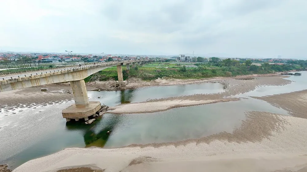 Nơi cạn trơ đáy là hạ lưu sông Đà đoạn qua huyện Thanh Thủy (Phú Thọ). Ảnh: HỒ HẠNH