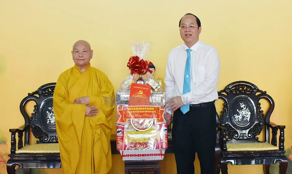 Đồng chí Nguyễn Hồ Hải tặng quà Hòa thượng Thích Thiện Nhơn