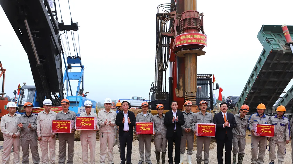 Lãnh đạo tỉnh Thanh Hóa tặng quà động viên các đơn vị thi công tuyến đường nối cao tốc Bắc - Nam, quốc lộ 1A với cảng Nghi Sơn 