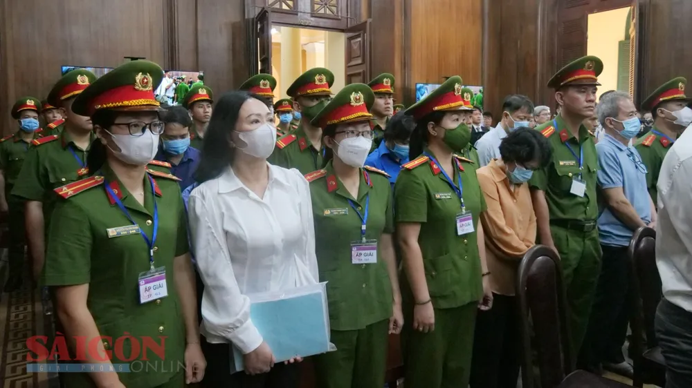 Các bị cáo tại tòa. Ảnh HOÀNG HÙNG