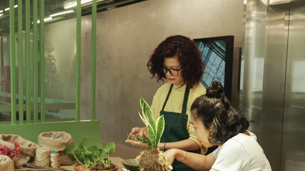Bạn trẻ tìm cho mình niềm vui từ chăm sóc tạo hình tiểu cảnh. Ảnh: TOONG