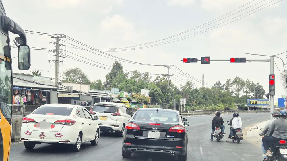 Đường không nút giao vẫn lắp đèn tín hiệu