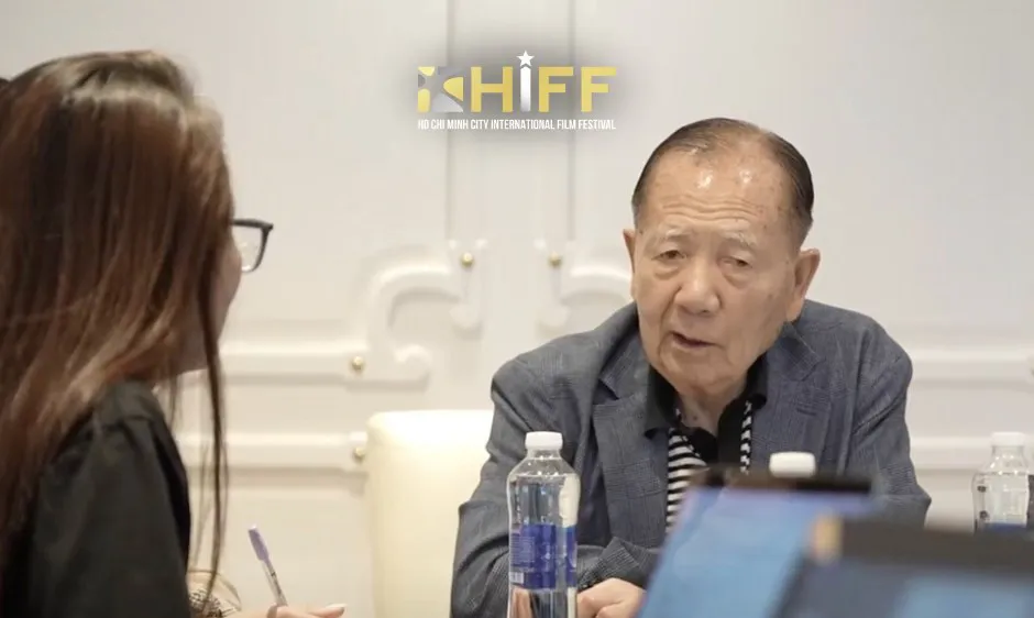 Đạo diễn Kim Dong-ho, nhà sáng lập Liên hoan phim Busan, Chủ tịch danh dự HIFF, làm việc với ban tổ chức. Ảnh: HIFF