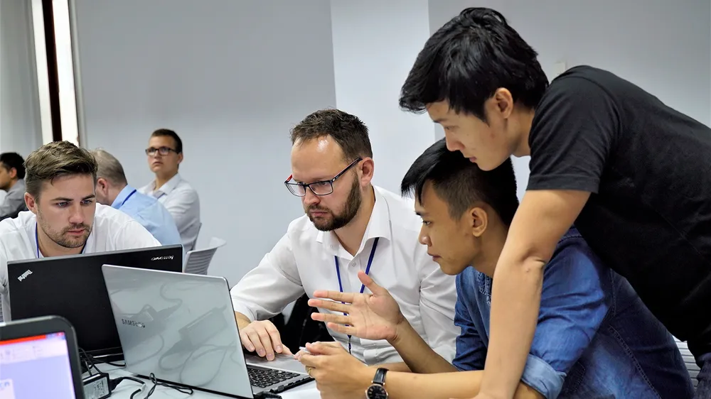 Sinh viên ngành CNTT Trường ĐH Tôn Đức Thắng trong giờ học thực hành với sinh viên nước ngoài 