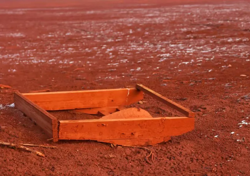 Bùn đỏ (cặn bauxite) tràn ra ngoài gây ô nhiễm môi trường. Ảnh: New Atlas